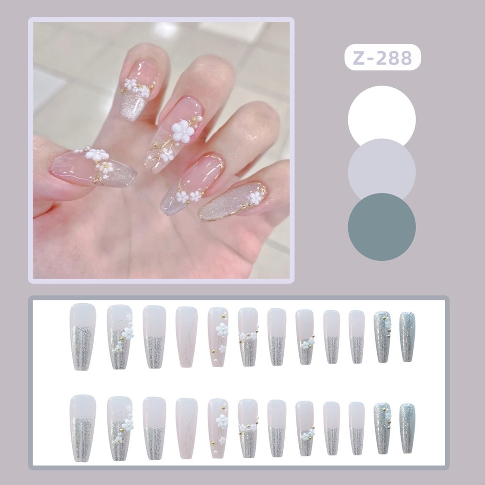 CLEAROUT🌹 Final sale💅 Brand new
Press-on nails white flowers 24 pieces